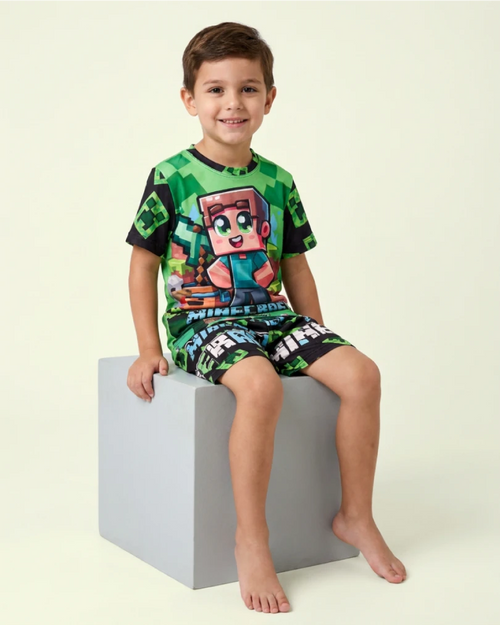 Niño usando pijama infantil de Minecraft de manga corta con pantaloneta.