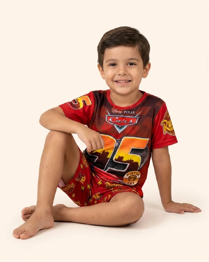 Niño usando pijama infantil de Cars de manga corta con pantaloneta.