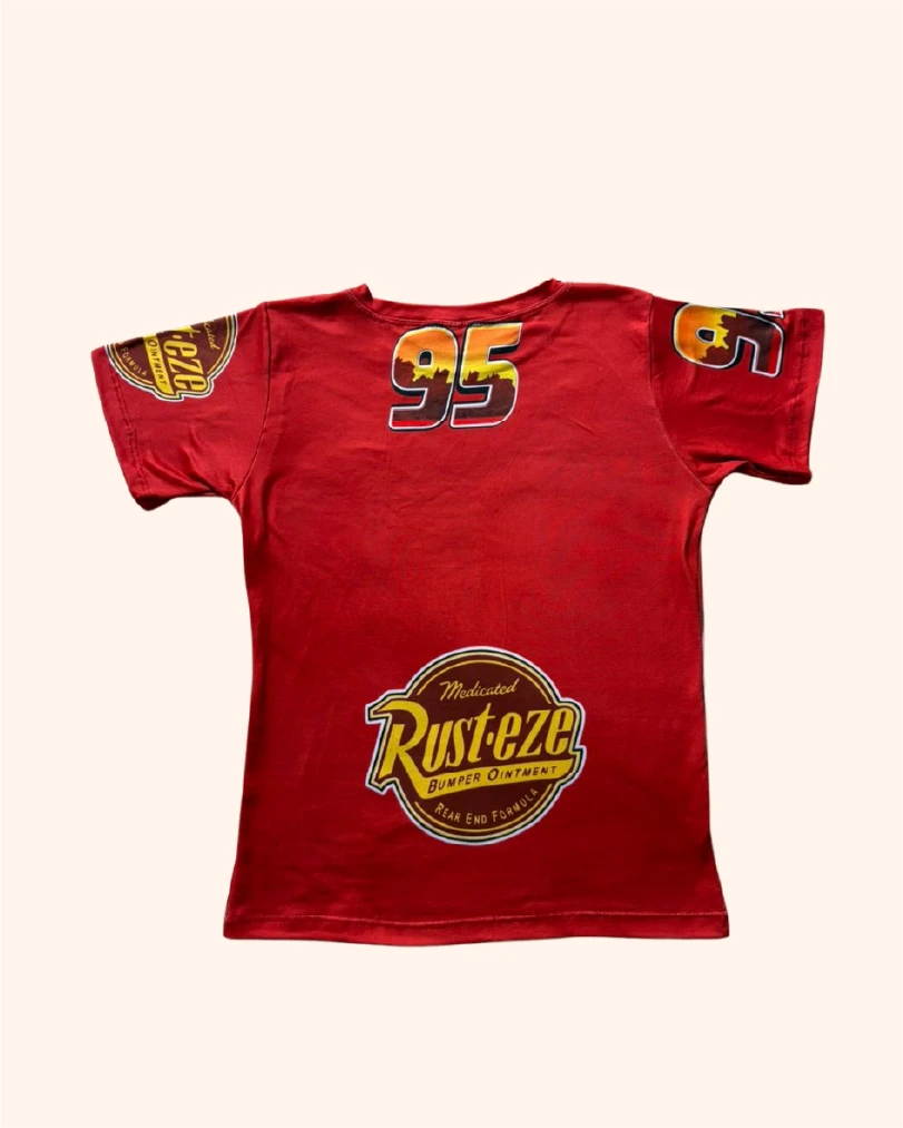 Parte trasera de la pijama infantil de Cars con camiseta roja de manga corta.