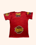 Parte trasera de la pijama infantil de Cars con camiseta roja de manga corta.
