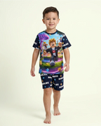 Niño usando pijama infantil de Roblox de manga corta con pantaloneta.