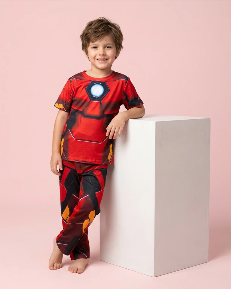 Niño usando pijama infantil de Iron Man de manga corta con pantalón largo.