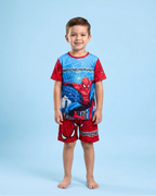 Niño usando pijama infantil de Spiderman de manga corta con pantalón corto.