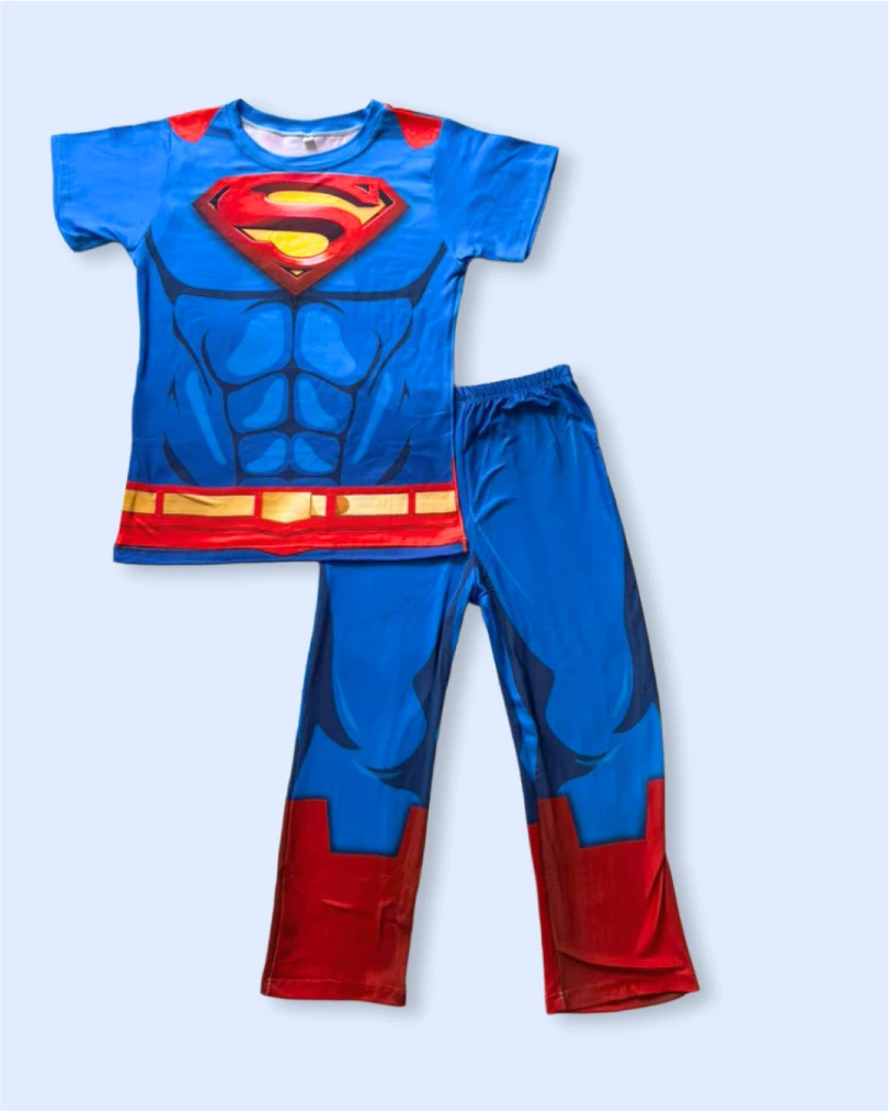 Pijama infantil de Superman para niño con camiseta de manga corta y pantalón largo.