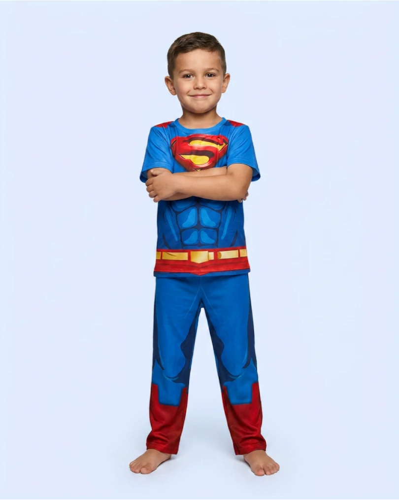 Niño usando pijama infantil de Superman de manga corta con pantalón largo.