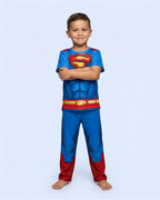 Niño usando pijama infantil de Superman de manga corta con pantalón largo.