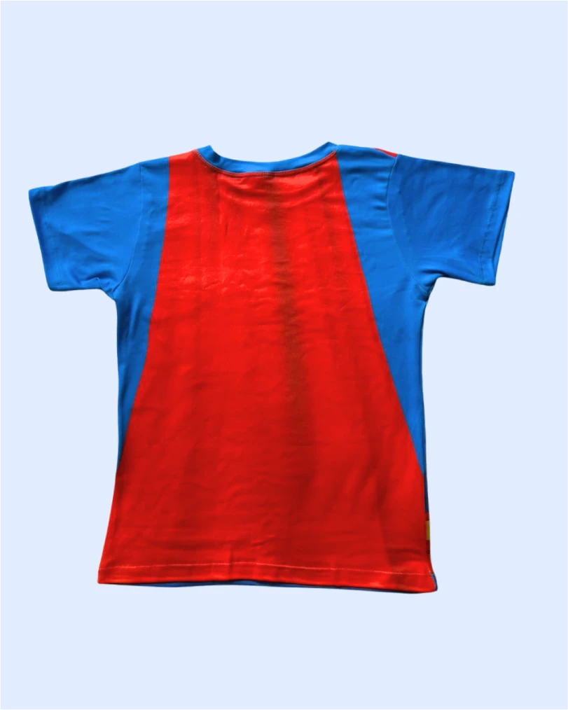 Parte trasera de la pijama infantil de Superman con camiseta azul de manga corta.